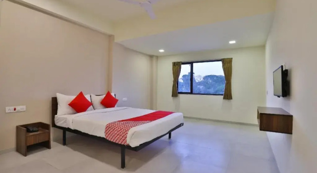Riddhi Siddhi Hotel By OYO Rooms, Забронировать Отель Сурат штат Гуджарат