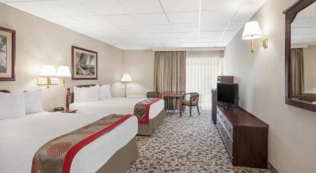 Четырёхместный номер Business Ramada Plaza by Wyndham Portland