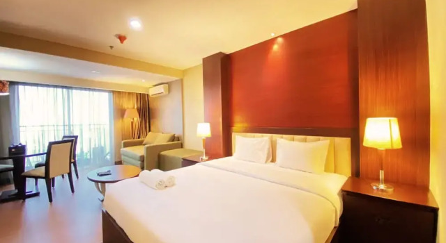 Fancy And Nice Studio At El Royale Apartment, Book Apartment Hotels in Bandung with a Pool, near Braga City Walk, Swimming Pool