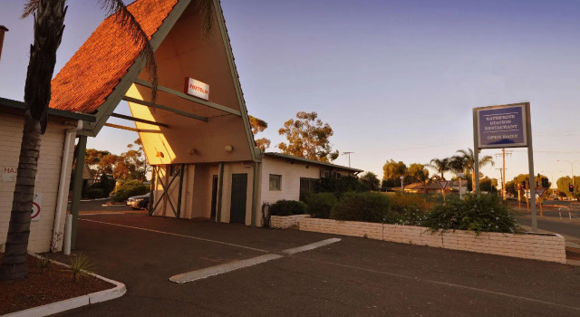 Кровать в общем номере Hospitality Kalgoorlie, SureStay Collection by Best Western