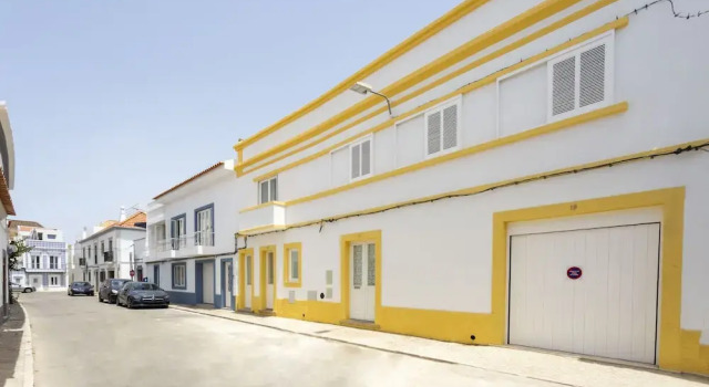 Amarela17 in Tavira With 4 Bedrooms and 4 Bathrooms, Забронировать Дом для отпуска Отели Тавира с парковкой, рядом с Железнодорожный вокзал Тавира, Парковка