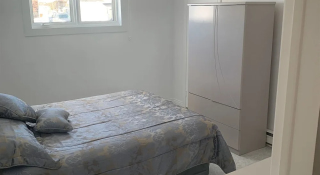 Room-room for Renting Inside House - wit, Rezervovat Hotel Paspébiac Quebec