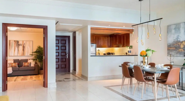 Maison Privee - Stunning Waterfront Apt w/ Marina View nxt to Beach, Забронировать Апартаменты/квартира Дубай Эмират Дубай, рядом с Остановка трамвая Marina Towers