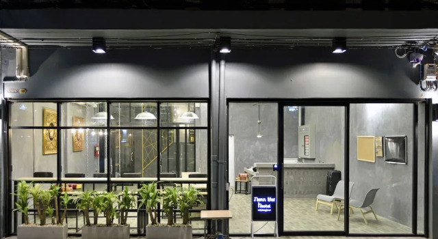 M Gray Hostel & Cafe