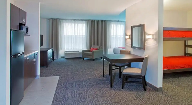 Четырёхместный семейный номер Standard Holiday Inn Hotel & Suites Red Deer by IHG
