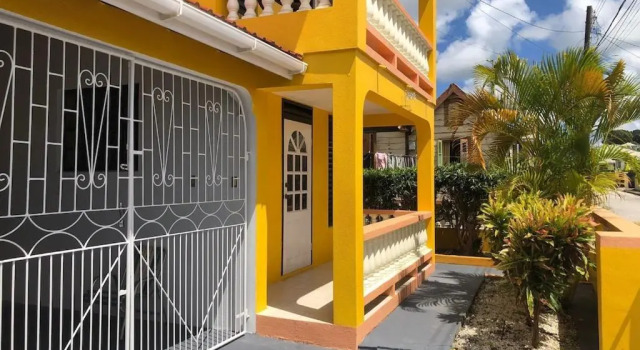 DonaMae 2 story Barbados House, Book Hotel Hoteller i Saint Michael med parkering, Parkering