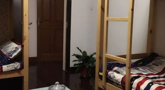 Кровать в общем номере (мужской номер) Shanghai Sky168 Youth Hostel