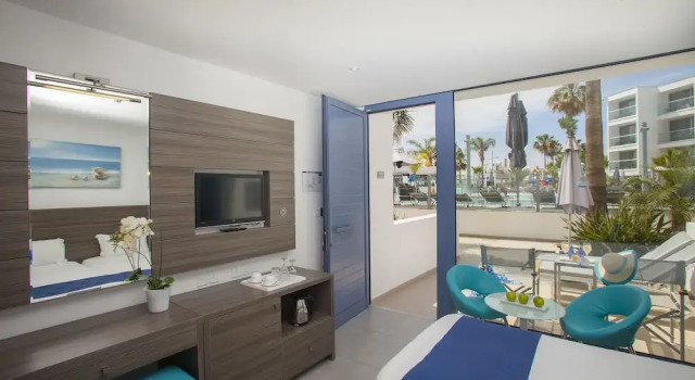 Номер Superior с балконом и с красивым видом из окна Limanaki Beach Hotel & Suites