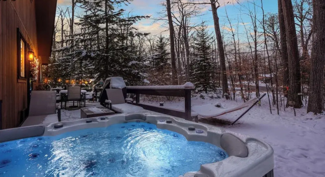 Коттедж Private Hot Tub & Game Room: Pocono Family Cabin!