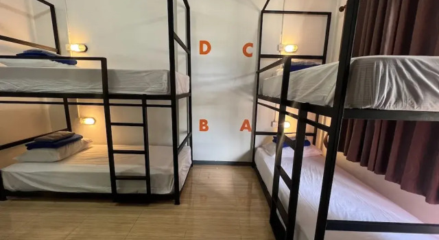Кровать в общем номере Revolution Hostel Pai