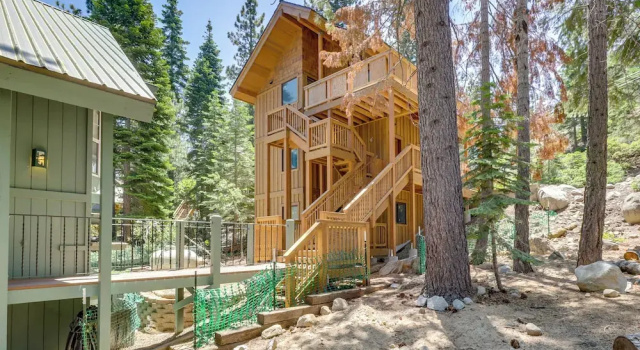 Коттедж Dock Access & Hot Tub: Waterfront Meeks Bay Home