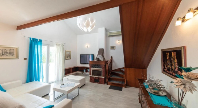 Stunning Home in Okrug Gornji With 4 Bedrooms, Wifi and Outdoor Swimming Pool