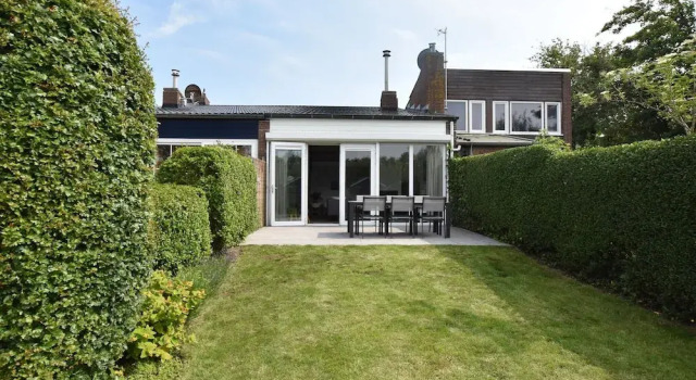 Modern Holiday Home in Nieuwvliet with Garden, Забронировать Отель Отели Zeeuws-Vlaanderen с парковкой, Парковка