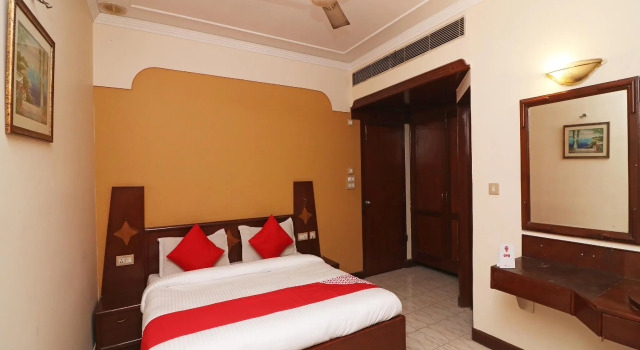 Collection O 23171 Hotel Heights, Забронировать Отель Отели Мератх с парковкой, Парковка