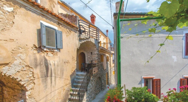 Beautiful Apartment in Omisalj With 1 Bedrooms, Prenota Appartamento Hotel a Isole Quarnerine con parcheggio, Parcheggio