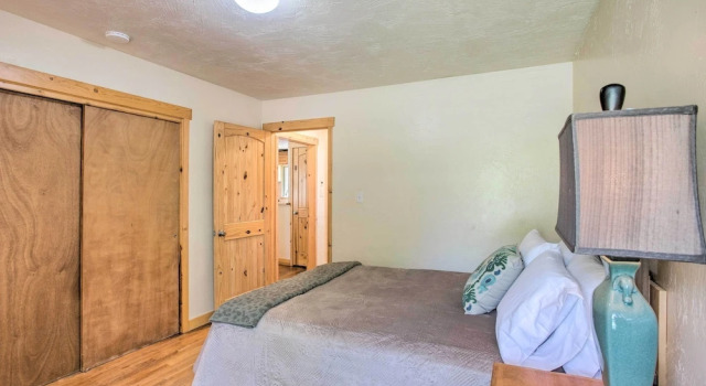 Well-appointed Fruita Townhome: Hike & Bike Nearby, Забронировать Апартаменты/квартира Отели Фрута с парковкой, рядом с Colorado Canyons Hospital &amp; Medical Center, Парковка