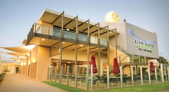 Rich River Golf Club, Забронировать Курортный отель Отели Моама с парковкой, Парковка