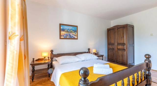 Awesome Apartment in Duce With Wifi and 1 Bedrooms, Rezerwuj Apartament Hotele w Split-Dalmatia County z parkingiem, Parking