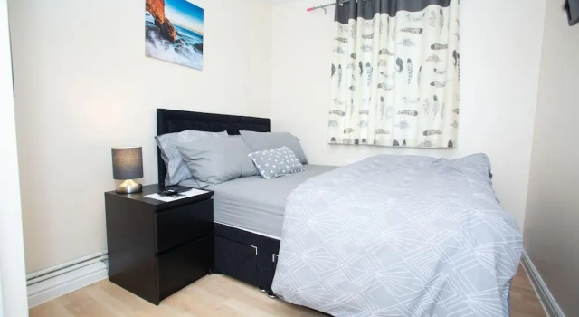 Charming 2-bedroom House, Book Feriehus Thamesmead London og omegn