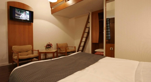 Четырёхместный номер Standard Hôtel RL Reims