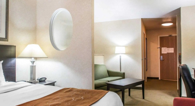 Двухместный люкс c 1 комнатой Comfort Suites Merrillville near US 30