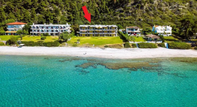 Апартаменты Sunny Bay, beachfront 1-bdrm apartment