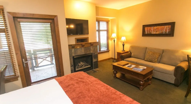 Spacious Unit Mountain Getaway with Fireplace by RedAwning, Забронировать Апартаменты/квартира Отели Парк-Сити с парковкой, рядом с Canyons Parking Lot, Парковка