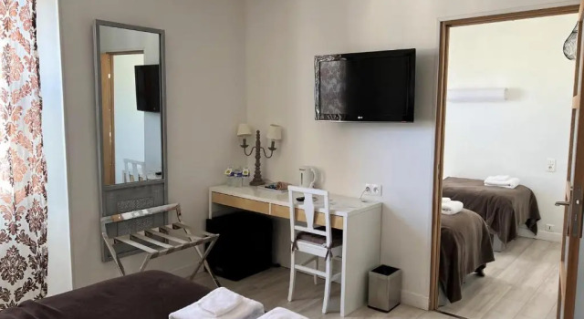 Четырёхместный номер Comfort Logis Hôtel des Causses