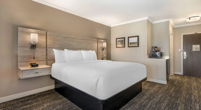 Двухместный люкс Comfort Suites Chincoteague Island Bayfront Resort