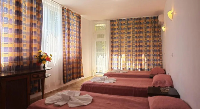 Трёхместный номер Standard Sunny Varshava Hotel