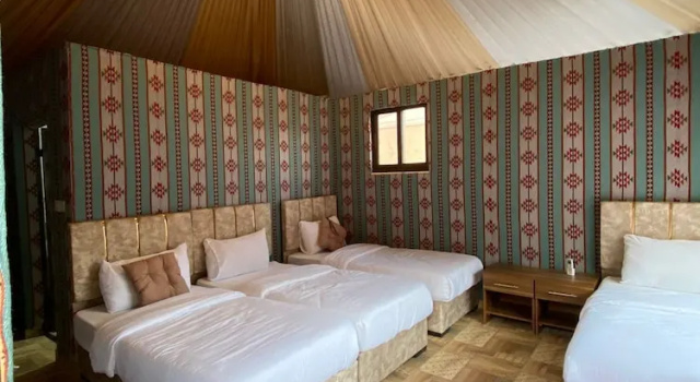 Четырёхместный номер Deluxe с балконом и с видом на горы Moon life in Wadi Rum