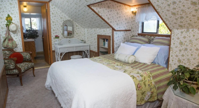 Номер Standard Мансарда Country Inn Bed and Breakfast