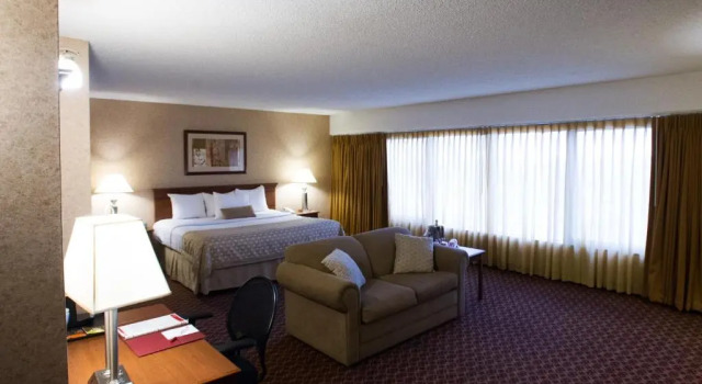 Номер Standard Ramada by Wyndham Topeka Downtown Hotel & Convention Center