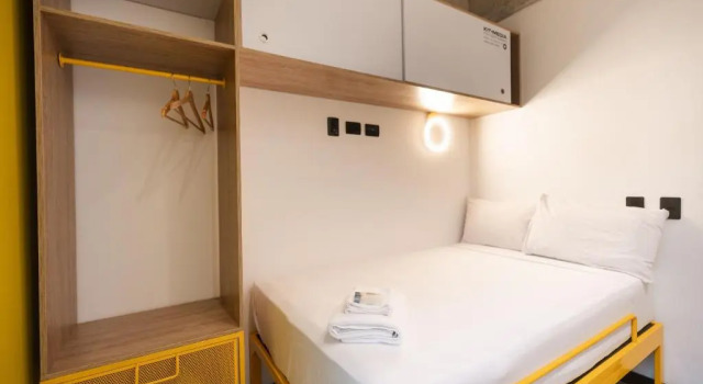Кровать в общем номере Indie Universe Creative Hotel