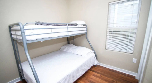 Hackberry St #A Renovated 2BR/2BA Near Downtown, Забронировать Дом для отпуска Сан-Антонио Bexar County, рядом с Pittman-Sullivan Park