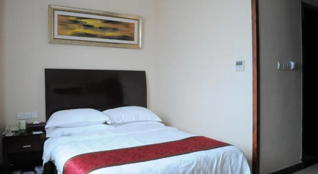 Standardowy dwuosobowy pokój Ramada Linyi North