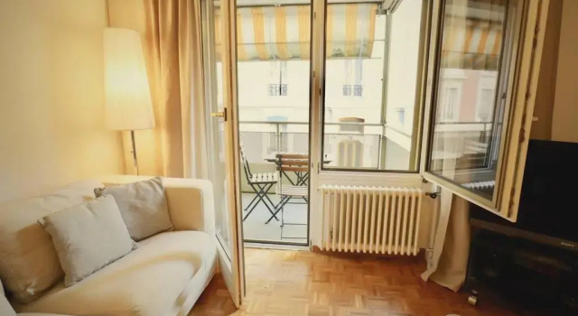 Comfortable, very well located between train station and lake!