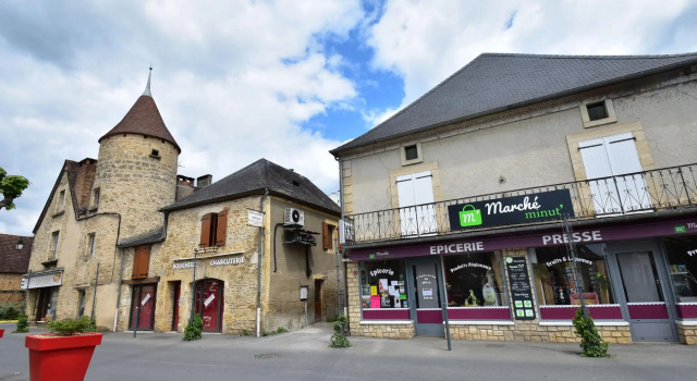 Holiday Home Right on the River Bank With Private Swimming Pool in Saint-julien-de-lampon, Book Hotel Saint-Julien-de-Lampon Dodogne Valley