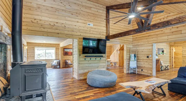 Inviting Utah Cabin w/ Spacious Deck + Fireplace!, Varaa Lomakoti Duck Creek Village 