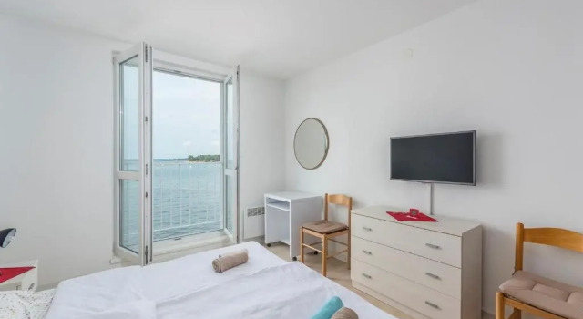 One bedroom apartment with direct sea view located in the old town of Porec, Забронировать Апартаменты/квартира Пореч Poreč Riviera, рядом с Пристань для яхт Пореча