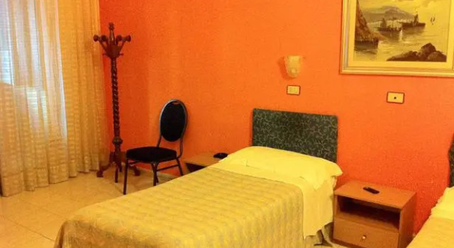 Hotel Giulia, Забронировать Вилла Бари Bari Province, рядом с Малый театр