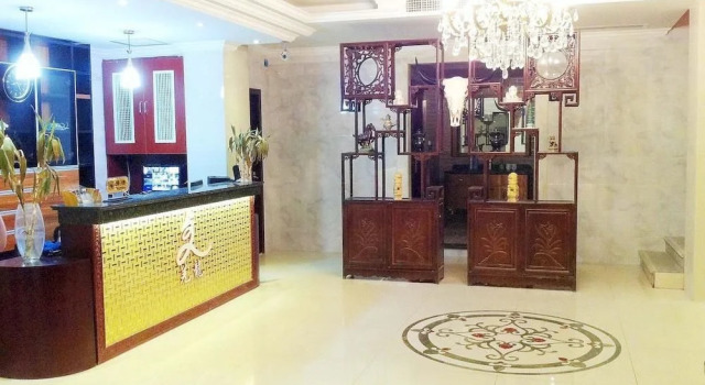Qianglong Business Hotel - Maoxian, Book Hotel Hoteller i Fengyi med parkering, Parkering