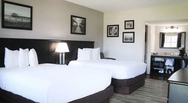 Четырёхместный номер Deluxe с красивым видом из окна La Quinta Inn by Wyndham Cocoa Beach-Port Canaveral