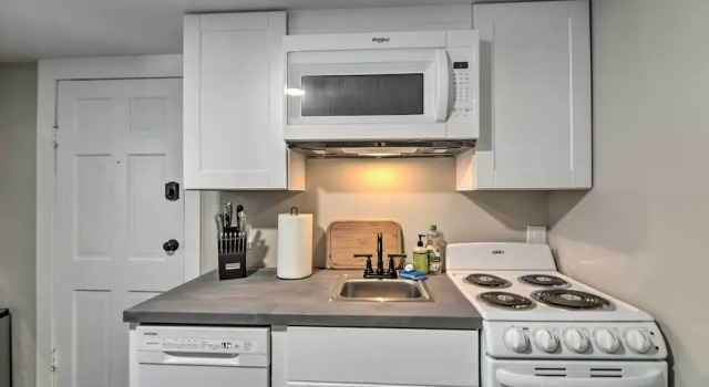 Апартаменты Fresh Downtown Longmont Apartment - Walk to Main!