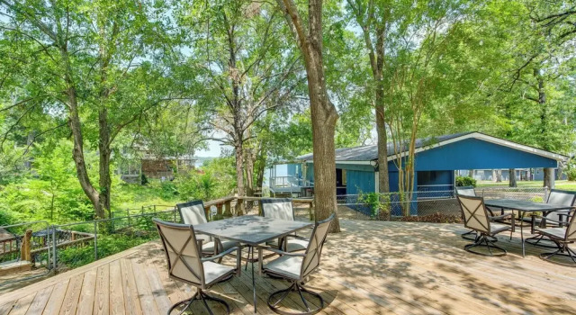 Коттедж Lake View & Decks: Pet-Friendly Mabank Home