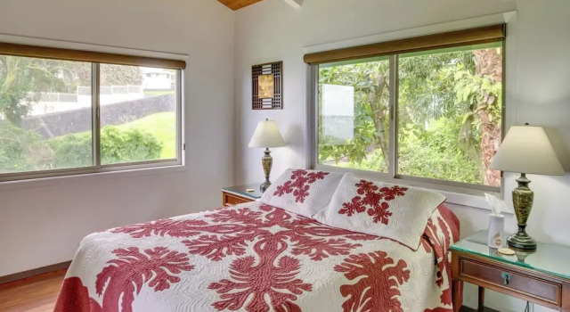 Hilo Home w/ Private Deck + Stunning Ocean Views!, Забронировать Отель Хило 