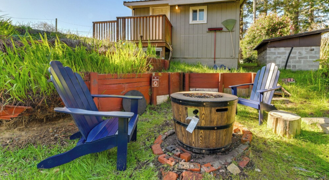 Коттедж с 2 комнатами с балконом On-site Creek & Fishing: Cozy Coos Bay Retreat!