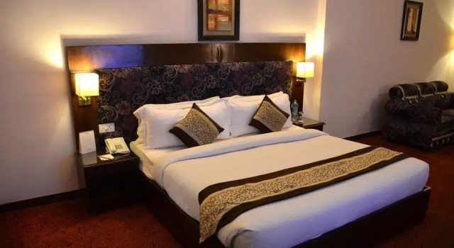 Hotel KMG Air Cooled,Zirakhpur Chandigarh ,Couple first choice ,verified hotel, Забронировать Отель Карнал Национальный столичный округ Дели
