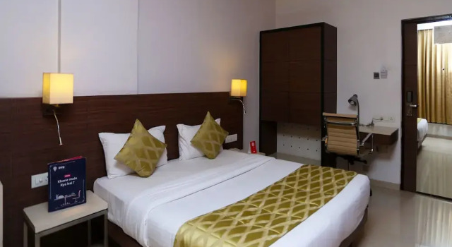 OYO 623 Hotel Suncity Premiere, Varaa Hotelli Hotellit New Delhi uima-altaalla, Uima-allas