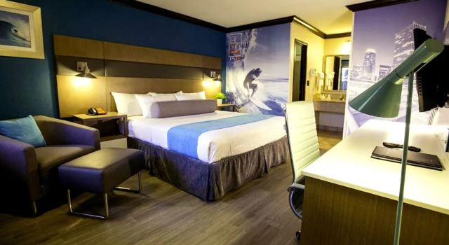 Comfort Inn Costa Mesa, Забронировать Отель Отели Коста-Меса с парковкой, рядом с Университет Вангард в Южной Каролине, Парковка